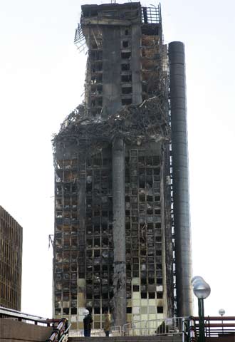 El edificio, con la nueva escalera de evacuación a la derecha.