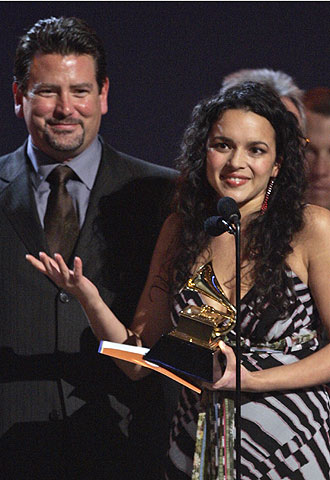 Norah Jones, con el Grammy que ganó por  Here we go again , que grabó con Ray Charles.