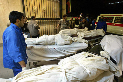 Cadáveres de las víctimas del incendio en la mezquita de Arak, en un hospital de Teherán.