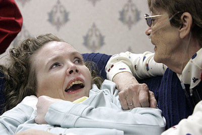 Sarah Scantlin (izquierda) con su madre, Betsy Scantlin, el sábado en Hutchinson, Kansas (EE UU).