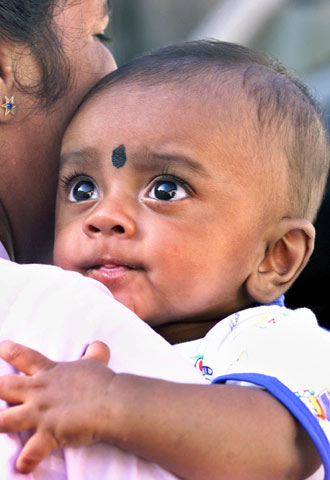 Una enfermera del hospital de Kalmunai, con Abilais, el  bebé 81,  la semana pasada.
