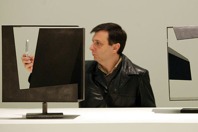 Un visitante de la exposición de Jorge Oteiza, ante dos esculturas de construcciones vacías realizadas en 1958.