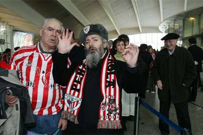 Aficionados del Athletic se disponen ayer a embarcarse en un avión con destino a Viena.