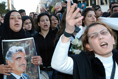 Seguidores de Hariri lanzaron proclamas antisirias durante la manifestación celebrada ayer en Beirut.