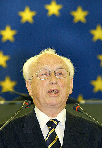 El presidente húngaro, Ferenc Madl, en una intervención en el Parlamento Europeo en 2002.