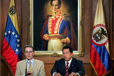 El presidente de Colombia, Álvaro Uribe (izquierda), con su homólogo venezolano, Hugo Chávez, ayer en Caracas.