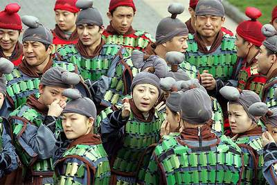 Los soldados de terracota desfilan por Vitoria