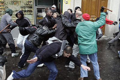 Enfrentamientos entre jóvenes en la manifestación en París contra la reforma educativa del Gobierno.