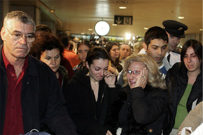 Unos pasajeros del  Grand Voyager  a su llegada a Barajas.
