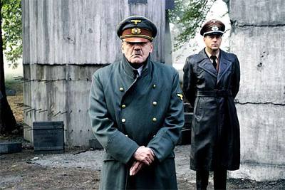 Bruno Ganz (Adolf Hitler, a la izquierda) y Heino Ferch (Albert Speer), en una imagen de  El hundimiento.    