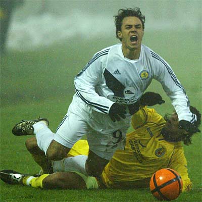 Peña frena un avance de Kleber.