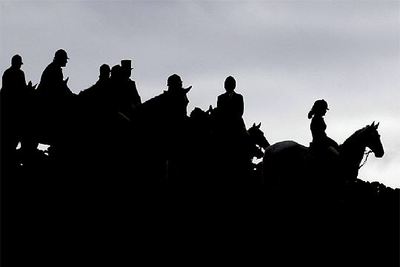 Aficionados a la caza a caballo del zorro con perros aprovecharon ayer en Alderwasley, en el centro de Inglaterra, el último día antes de la entrada en vigor de la prohibición de esta práctica.