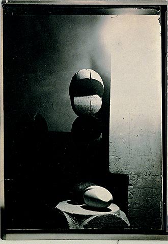  Eva Roble  (1916- 1921) y  El recién nacido II  (mármol blanco, hacia 1916), de Brancusi.
