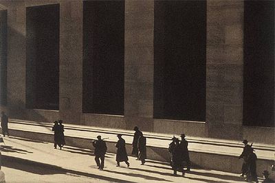 Wall Street, Nueva York, en una fotografía de Paul Strand de 1915.