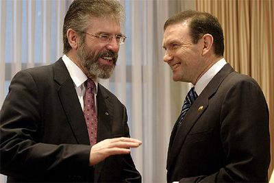 El líder del Sinn Fein, Gerry Adams, junto al  lehendakari,  Juan José Ibarretxe, ayer en Vitoria.