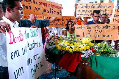 Varias personas homenajean ante su ataúd a la monja asesinada, Dorothy Stang.