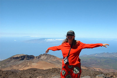 Bárbara González, fotografiada por su esposo, Sergio Monedero, en las alturas del Teide, en Tenerife.