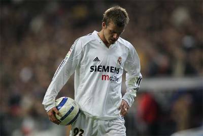 Beckham, cabizbajo con el balón.