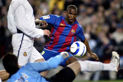 Eto'o remata ante Moyá.