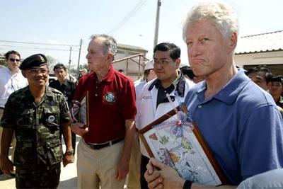 Los ex presidentes Clinton y Bush visitan la zona del 'tsunami'