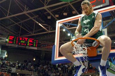 El Unicaja supera al Madrid y conquista por primera vez la Copa del Rey de baloncesto