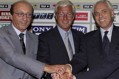 Luciano Moggi (izquierda), en 2001, junto a Marcello Lippi, técnico, y Roberto Bettega, vicepresidente de  la Juve. 