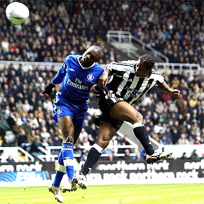 Kluivert cabecea el gol del triunfo del Newcastle.