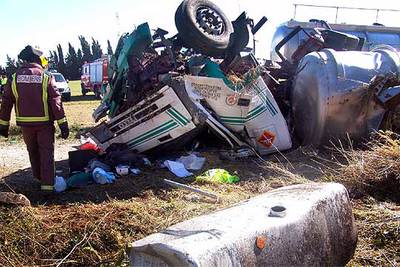 Un muerto al volcar un camión en Vila-seca