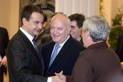 Zapatero, junto a Miguel Ángel Moratinos, el domingo en La Moncloa tras conocerse los resultados.