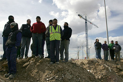 Compañeros del trabajador fallecido ayer en las obras de ampliación del metro, en el nuevo barrio del Ensanche de Vallecas.