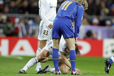 Nedved se preocupa por el estado de Salgado tras propinarle una patada.