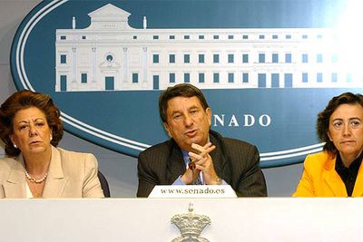 De izquierda a derecha, Rita Barberá (PP), Francisco Vázquez (PSOE) y Rosa Aguilar (IU), en el Senado.