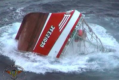 Imagen del  Siempre Casina,  con la proa al aire, tomada desde un helicóptero.