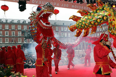 Participantes en la fiesta china de la primavera, celebrada ayer en la plaza Mayor de Madrid.