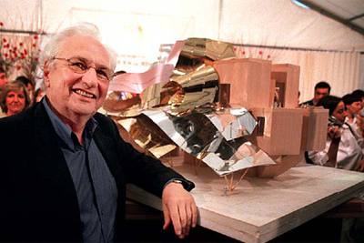 El arquitecto Frank Gehry, junto a la maqueta del proyecto.rnrnDetalle de los materiales de la obra.