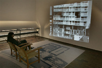 Instalación que muestra planos e imágenes de las  Peabody Terrace 1961,  un conjunto de viviendas mínimas de la Universidad de Harvard.