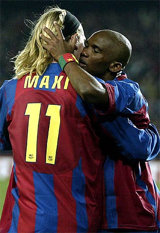 Eto'o abraza a Maxi López tras el primer gol del Barcelona.