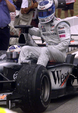 Mika Hakkinen, sentado en un bólido con publicida tabaquera