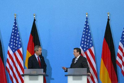 George W. Bush (izquierda) y Gerhard Schröder, durante la rueda de prensa que dieron ayer en Maguncia.