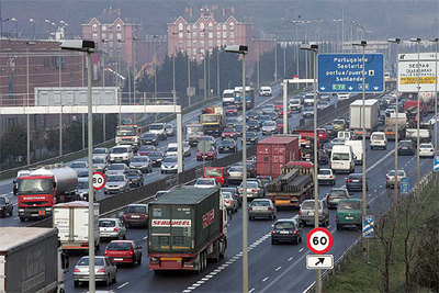 Vista de la A-8, a su paso por Barakaldo con todos los carriles atestados de vehículos, cuando se reabrió tras el corte.