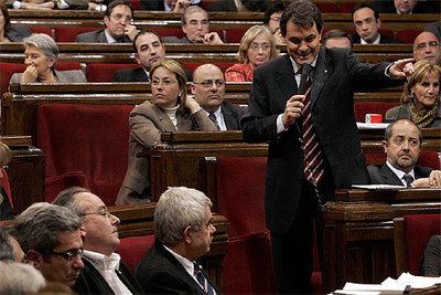 Artur Mas dirigiéndose a Pasqual Maragall ante el pleno del Parlament.
