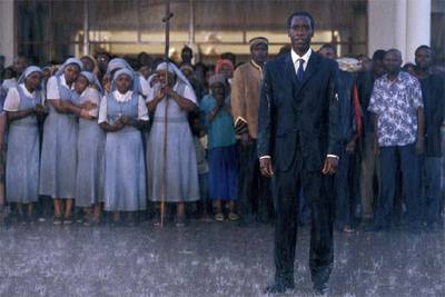 Don Cheadle, en primera línea, en una secuencia de  Hotel Rwanda .