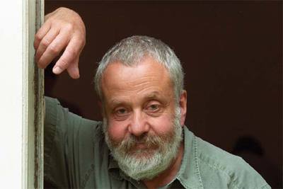 El realizador Mike Leigh, en el Festival de Cine de San Sebastián de septiembre de 2002.