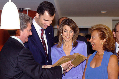 Los príncipes de Asturias observan en la biblioteca de la nueva sede del Cervantes uno de los primeros ejemplares del  Quijote ilustrado , de 1662, en presencia de César Antonio Molina y de la hija del dueño del libro.