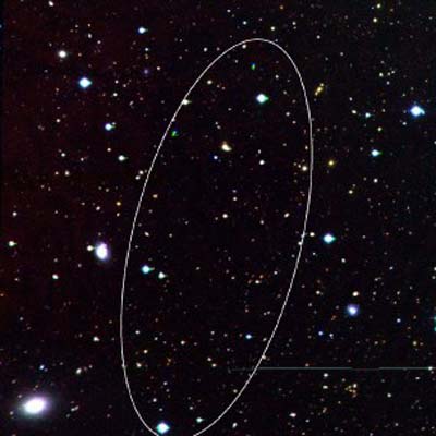 Región del cielo donde está la galaxia oscura, marcada con una elipse.