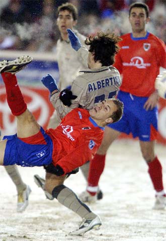 Juanlu, de chilena, remata ante Albertini y consigue el gol del Numancia.