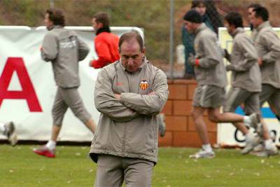 Antonio López, durante su primer entrenamiento como nuevo técnico del Valencia.