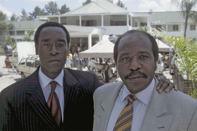 El actor Don Cheadle (izquierda) interpreta el episodio más terrible de la vida de Paul Rusesabagina (derecha) en la película dirigida por Terry George. 