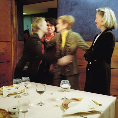 La vicepresidenta llegó la última. Comenzaba la sesión. De izquierda a derecha, Leire Pajín, Celsa PIco, María Teresa Fernández de la Vega y Magda Salarich.