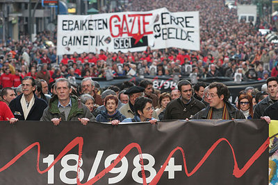 Manifestación de ayer en Bilbao para protestar por el sumario que instruye en la Audiencia Nacional el juez Baltasar Garzón contra el supuesto entramado de ETA.